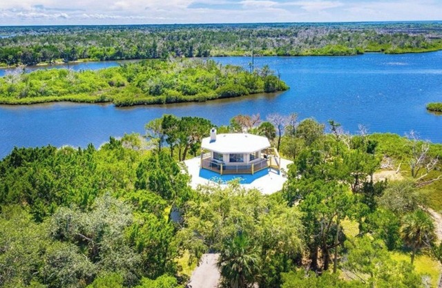 Waterfront Beauty w/floating dock & kayaks