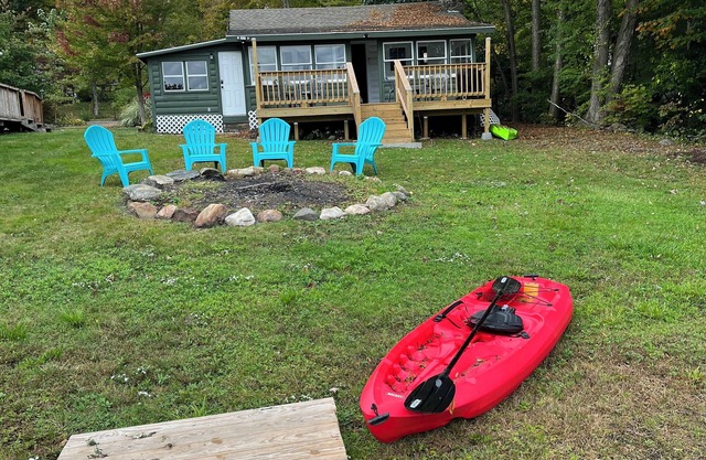 Waterfront Cabin w Firepit, Dock, Deck, BBQ. Direct Lake Access! Pet-friendly!