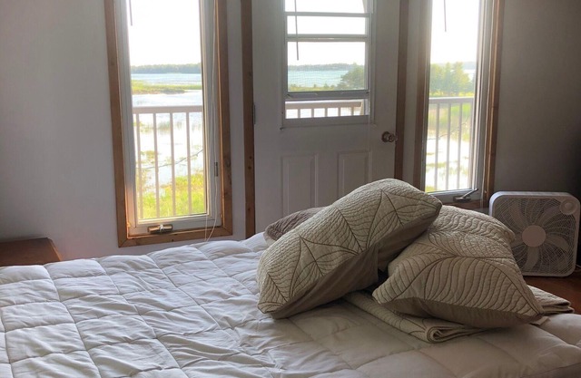 ☀️ Waterfront Chalet with Boat Ramp, Dock and Access to Lake Huron! 💦