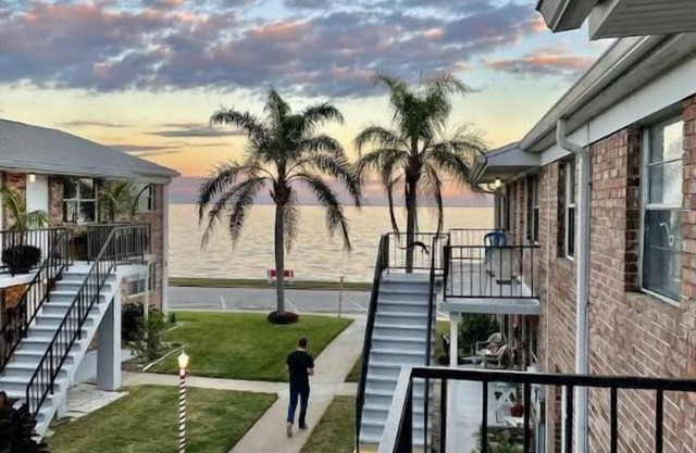 Waterfront Condo- Luxurious/Spacious