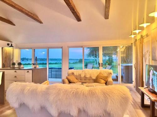 Waterfront Cottage 'The Dream' with Private Hot Tub