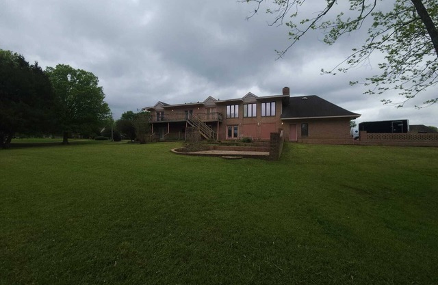 Waterfront Estate –Spacious 10-Sleeping Area Retreat on Private Lake