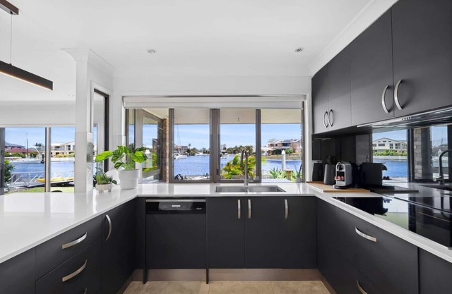 Waterfront Family Home - Runaway Bay