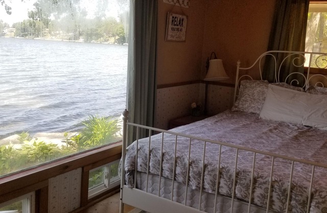 WATERFRONT, FREE PONTOON CRUISE WITH WEEKLY RENTAL