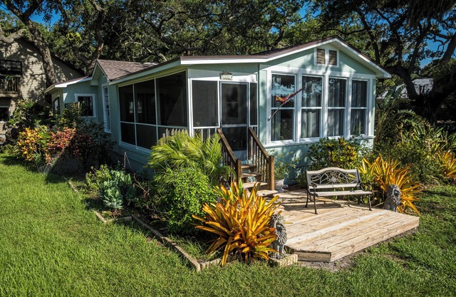 Waterfront harbor cottage, walking distance to downtown, near to beaches & more!