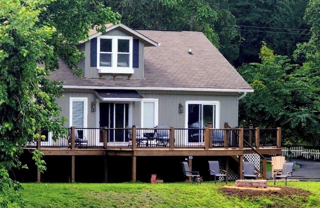 Waterfront Home, 3 BR, 2 Bath, HOT TUB, Pet-Friendly, Fishing, Fire Pitn