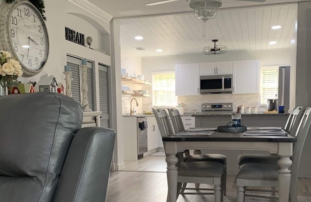 Waterfront home enjoy evening sunsets and kayaking our beautiful waterways