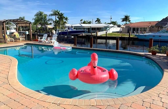 Waterfront Home, Large Heated Pool, 5 min. from the beach, family friendly