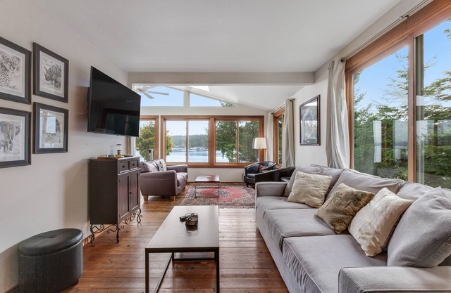 Waterfront home on Hood Canal with great views, kayaks, SUPs, 4 decks - 1 Dog OK