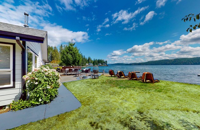 Waterfront home with 3 kayaks, pebbly beach & amazing Hood Canal view