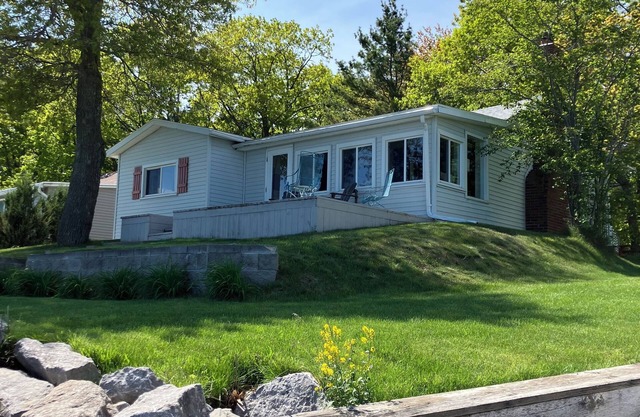 Waterfront- Lake Huron Cottage Quiet Retreat