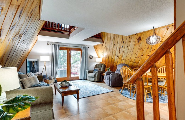 Waterfront Lake Poinsett Cottage w/ Private Beach!
