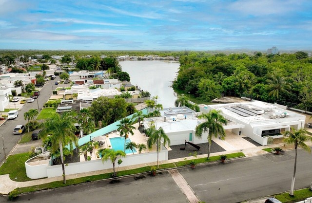 Waterfront Luxury Villa With Amazing Private Pool and Dock