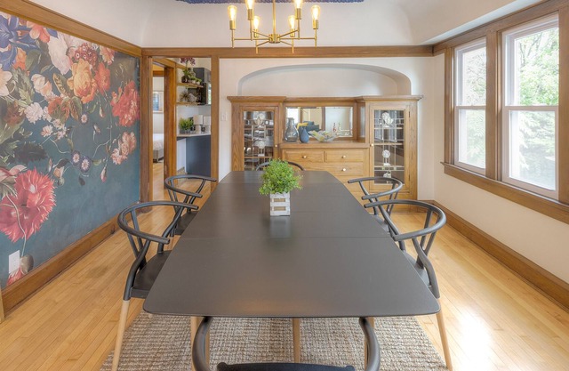 Waterfront, Newly Rehabbed, King SZ Beds, Centrally Located Home, Free Parking