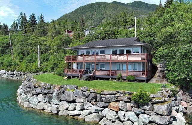 Waterfront only 2 miles from downtown! Sleeps 8. Amazing Views!