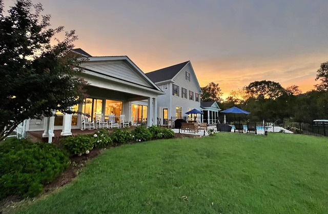 Waterfront panoramic point w/pool, perfect for traveling couples, families