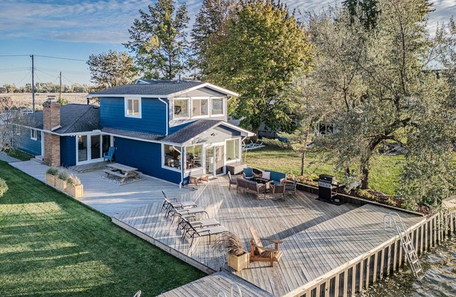 Waterfront Retreat! 9 Beds, Fishing, Sunsets, Fire Table, Indoor&Outdoor Games!