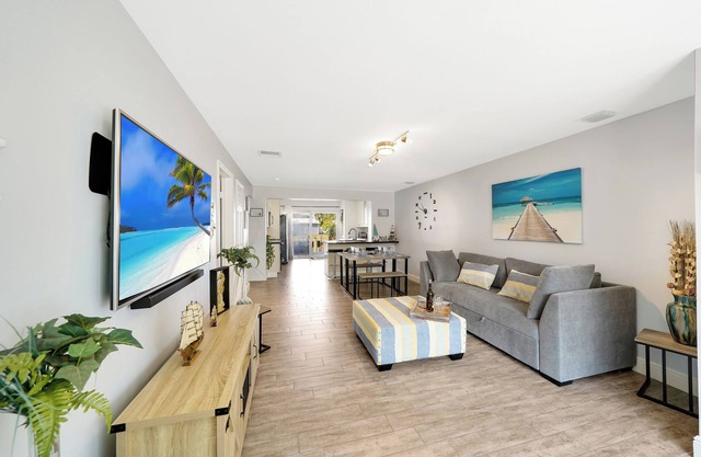 Waterfront Retreat Near FLL/Hollywood/Dania - 2BR w/BBQ, Kayaks & Beach Access
