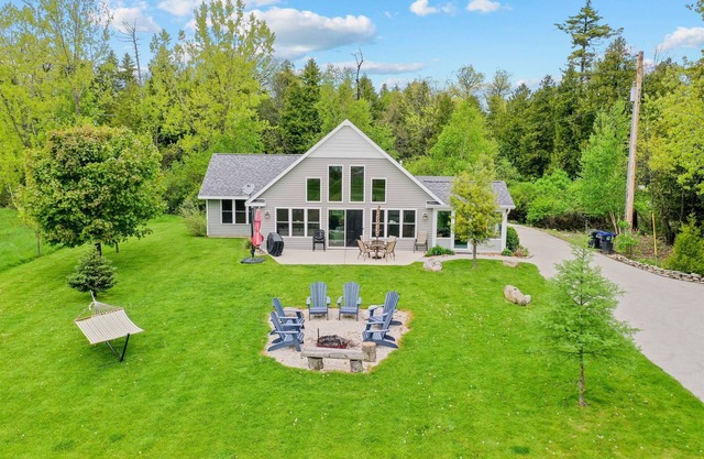 Waterfront Retreat Private Yard & Fire Pit