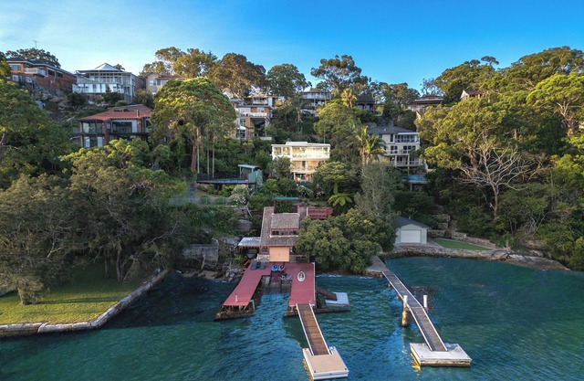 Waterfront Retreat w/2 Jetty – Spacious & Close to Everything