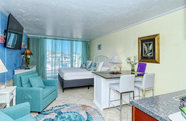Waterfront Room, Heated Pool, Tiki Bar & Grill