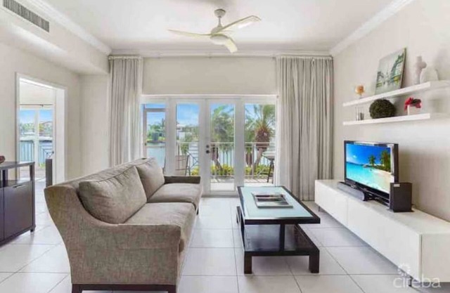 Waterfront Sanctuary Cove, 2Bed 2Bath, King Bed, Pool, Porch at Grand Harbour.
