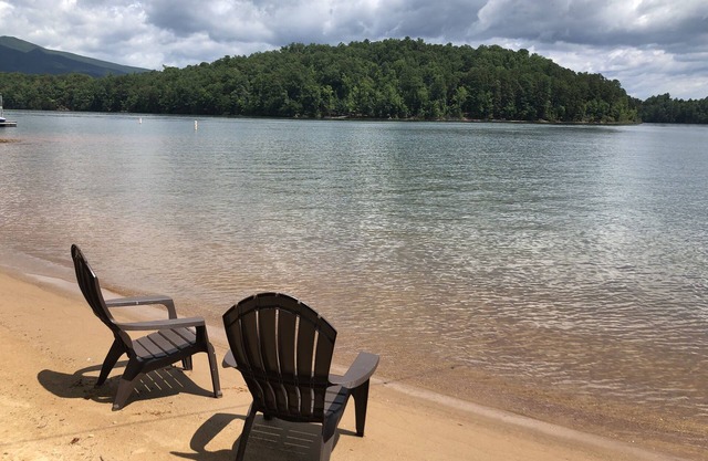 Waterfront-The Arbor Lake James w/200' of Sandy Beach & Dock-a gated community
