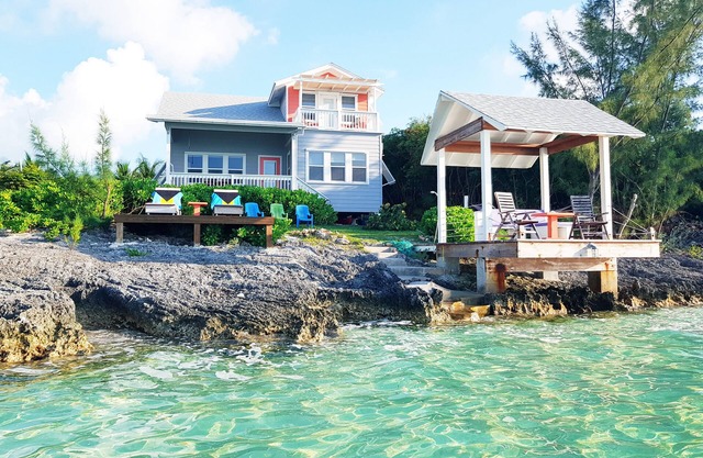 Waterfront Vacation Rental - Private & Quiet Location - Fully Air-conditioned