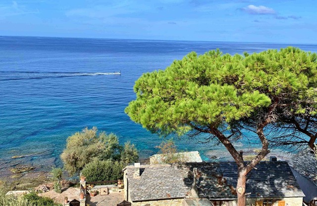 Waterfront villa with exceptional view