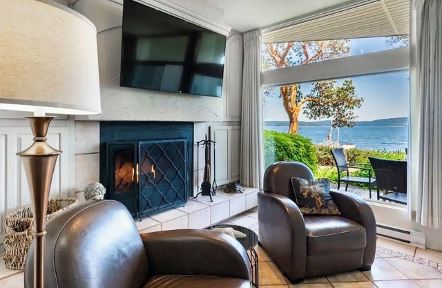 Waterfront Wonder! nBeautiful oceanfront 1 bedroom condo with amazing views!