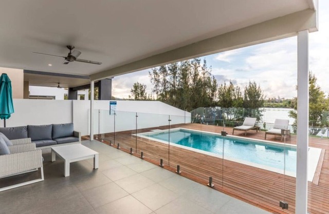 Waterfront Wonder - Pool, Views & Luxury in Helensvale