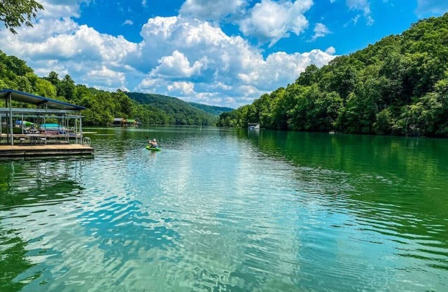Waters Edge Lakefront w/Kayaks, Fire Pit and Dock