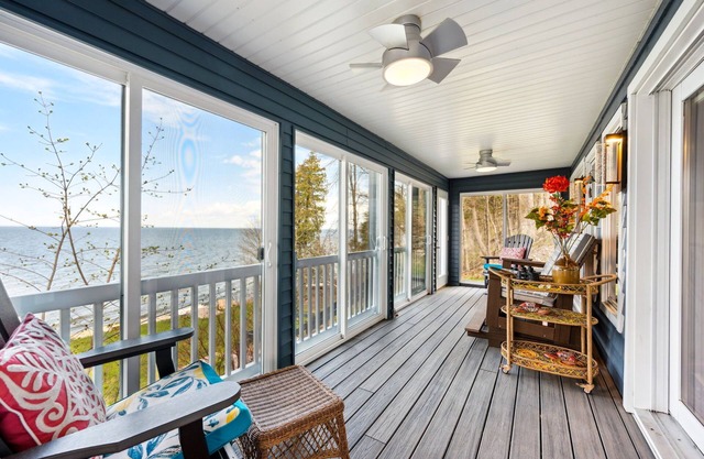 Waterside Bungalow | S. DoCo. + Starlink