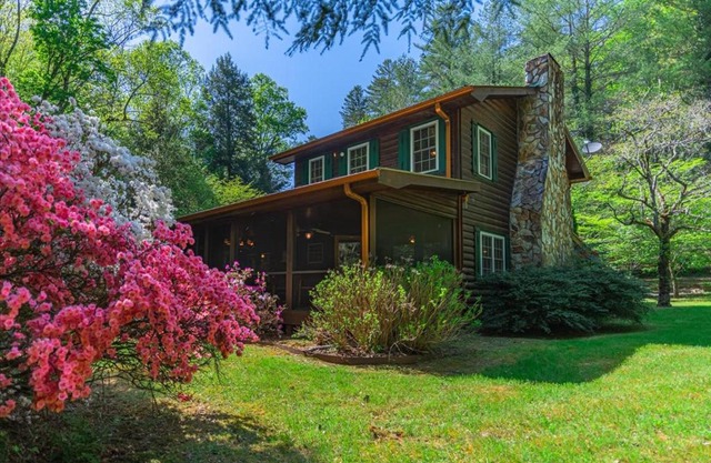 Waterside Cowboy cabin on Stanley Creek