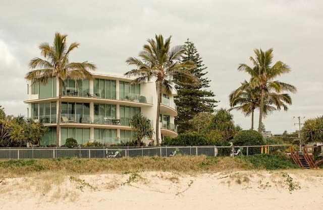 Waves 203 on Currumbin Beach