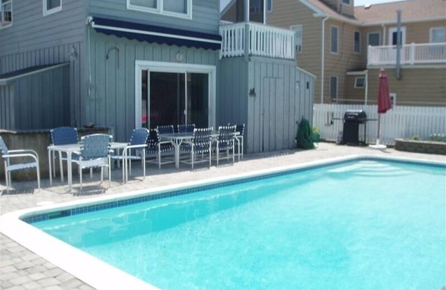 Wedding Grps/Families 7bdrs, 4 Baths, Large Pool, 2 Blocks from Beach