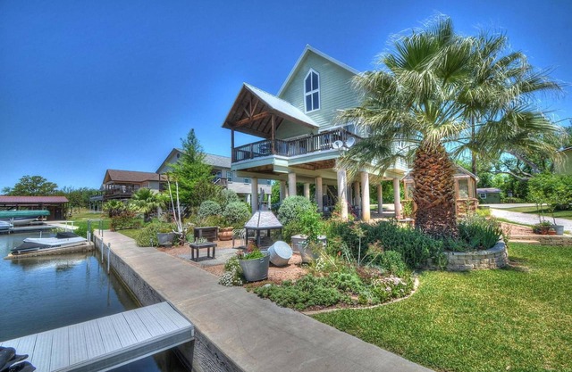 Weekend getaway on lake LBJ w/late Sunday checkout to enjoy it longer