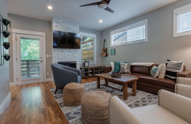 Weeping Willow | Upscale Retreat for Friends or Family | Hot Tub and Close to Downtown!