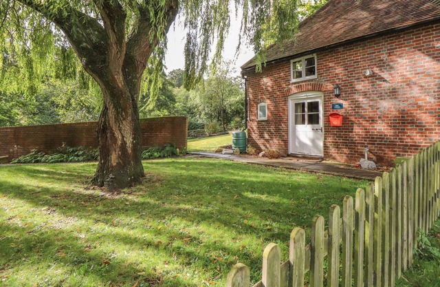 WEIR COTTAGE, pet friendly, with a garden in Hollingbourne