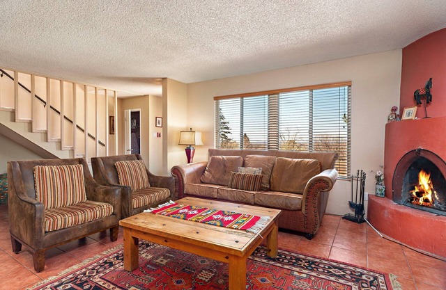 Welcome Home to Santa Fe - Downtown Location, Fireplace, Pool Access