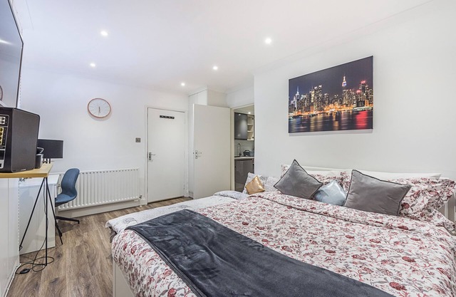 Welcome to Plotseeker’s Cute and Cosy Apartment in Kensington