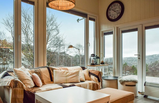 Welcome to this quality holiday home with great mountain views.