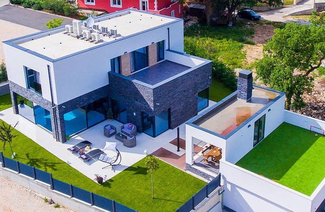 Welcome to this vacation home that leaves nothing to be desired for a vacation with friends or famil