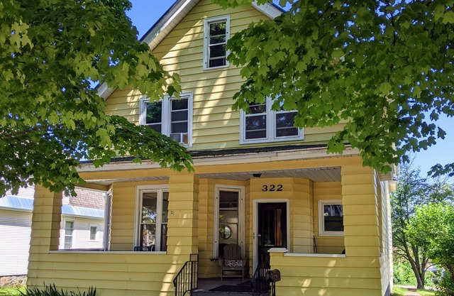Welcome Traveling professionals- beautiful lower flat by the Iron Belle Trail!