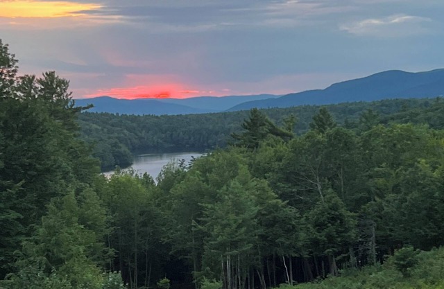 Welcoming 3-bedroom 1.5 bath chalet with WiFi in Wolfeboro