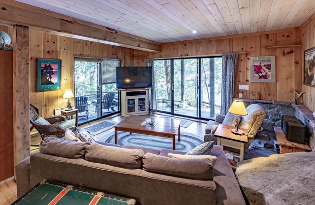 Welcoming, 4+ bed 3 bath cottage on South Lake Rosseau! Boathouse! Sunsets!