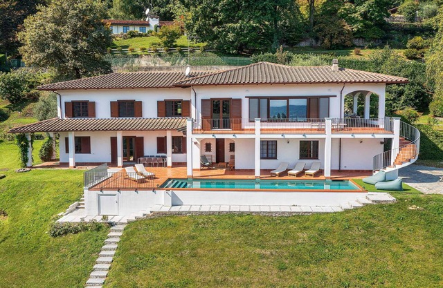 Welcoming and appealing villa with pool & views of Lake Maggiore! -Villa Mirella