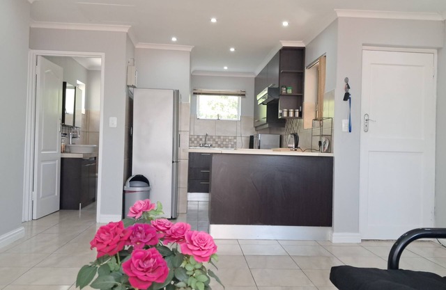 Welcoming apartment with ocean view in peaceful Gordon's bay