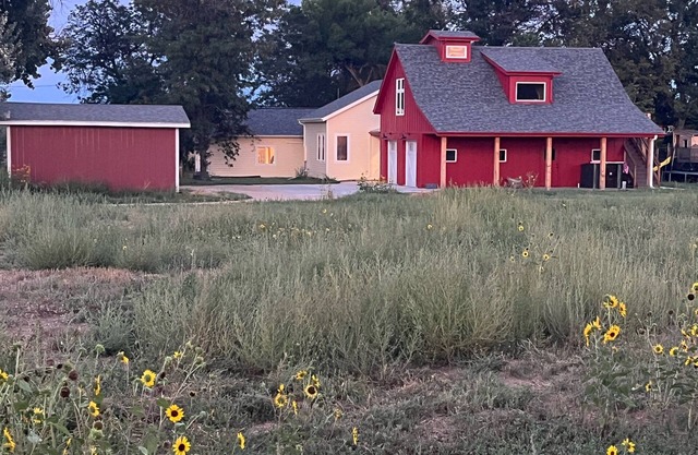 Welcoming, Country Feel, 2-bedroom newly-remodeled house with AC in Lafayette