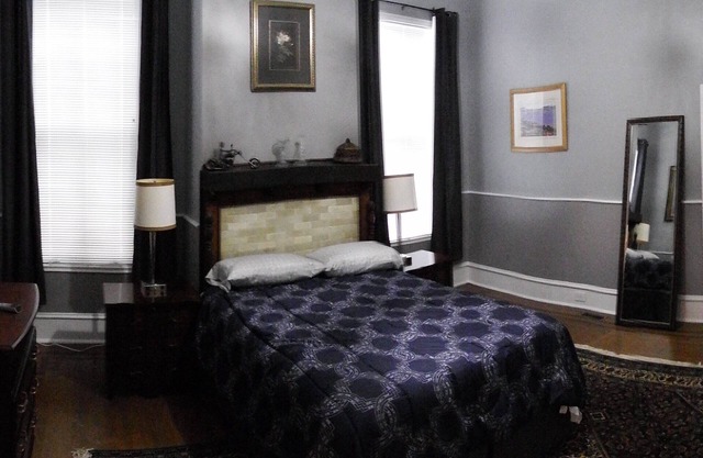 Well Equipped Clean Comfy Downtown APT with Parking